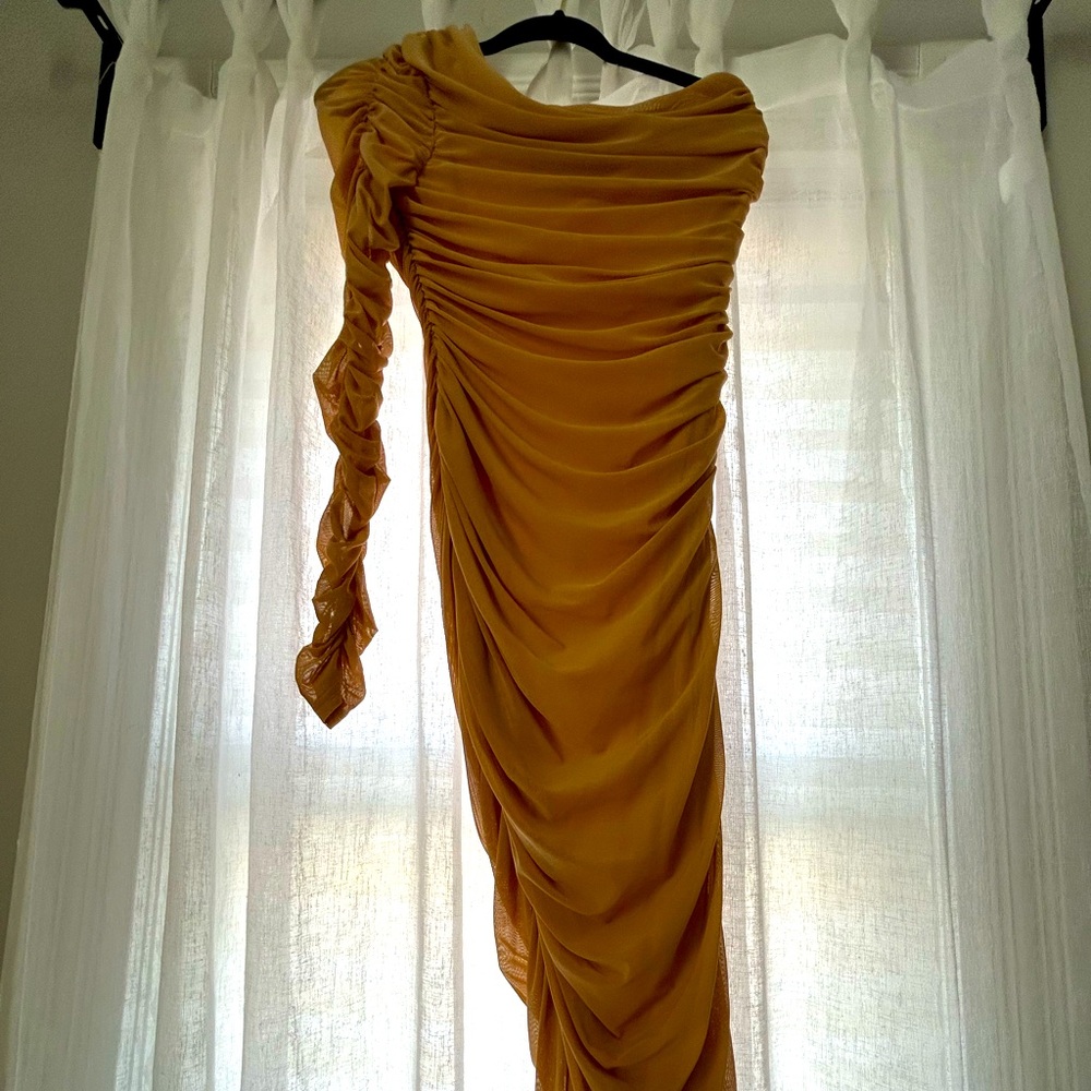 One sleeve Fashion Nova tan bodycon ruched dress 👗